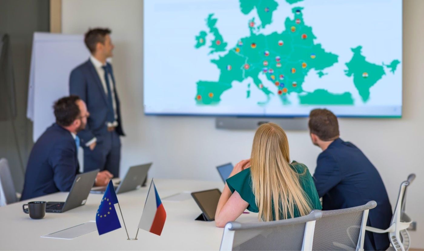 Ședință de lucru cu harta Europei pe ecran