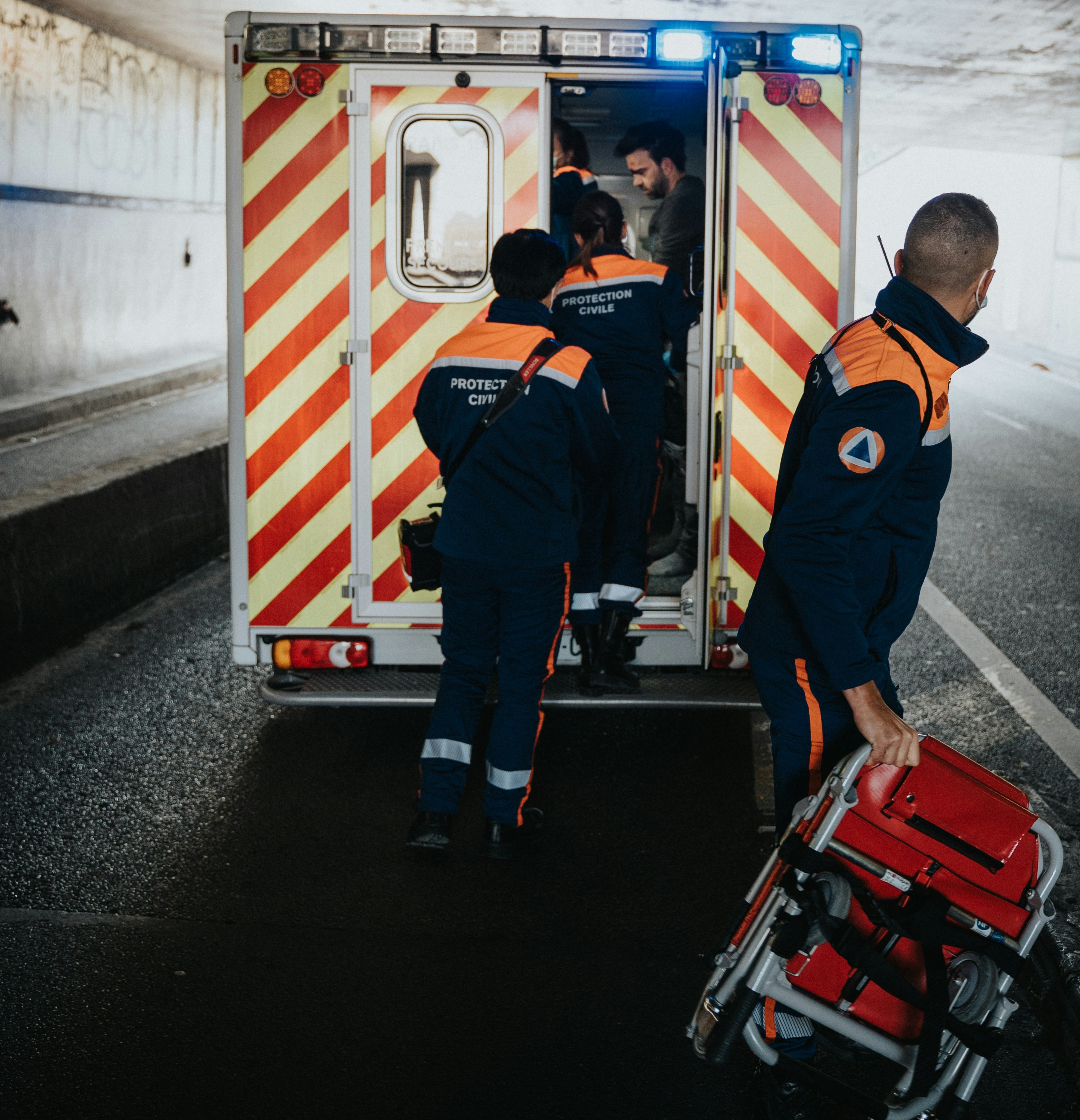 Echipaj medical de urgență lângă ambulanță